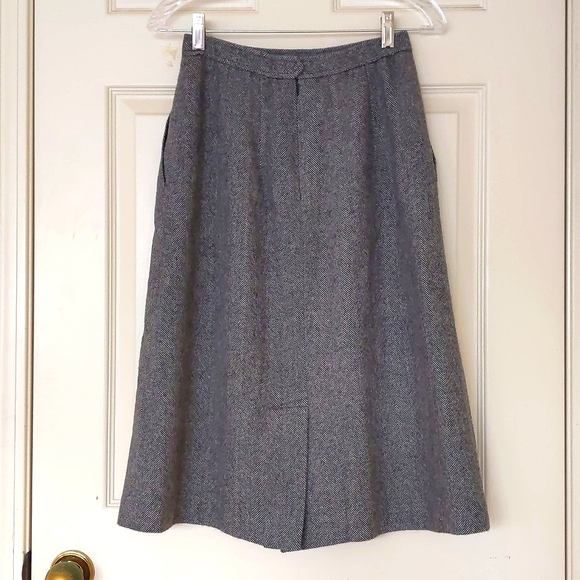 NWOT. Woman's 100% Wool full lined skirt with Herringbone pattern. - Picture 7 of 8